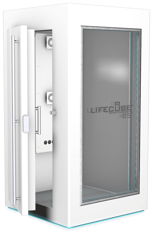 Weiße LifeCube-Kältekammer mit geöffneter Tür und einem durchsichtigen Glasfenster mit Branding.