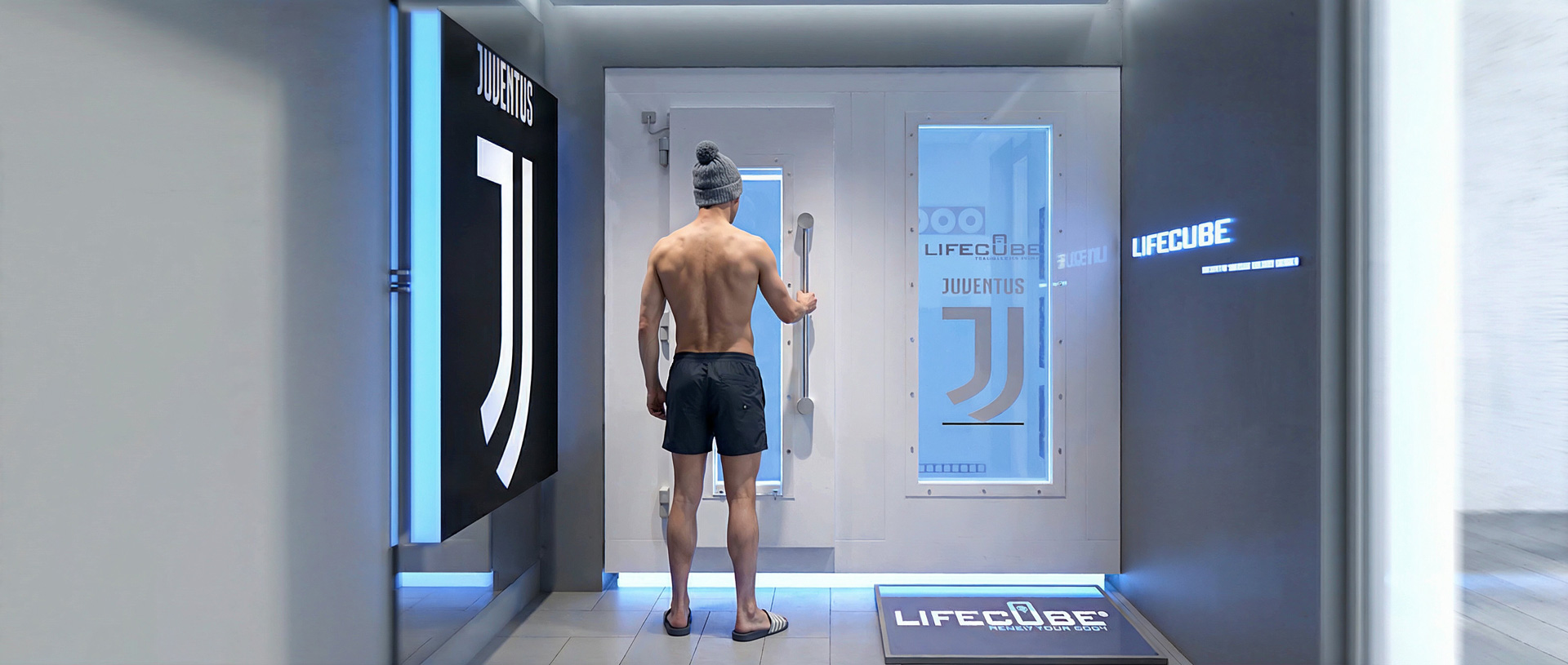 Ein Mann mit grauer Mütze steht vor einer LifeCube Kältekammer mit Juventus-Branding und greift nach dem Türgriff.